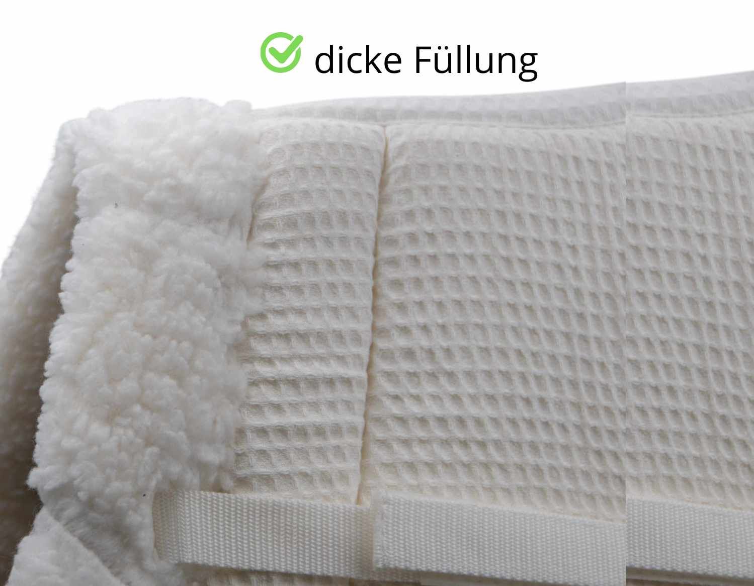 Nahaufnahme einer weißen Satteldecke mit Wabenmuster und Gurten.