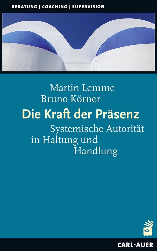 Buchcover mit Titel "Die Kraft der Präsenz". Autoren: Martin Lemme, Bruno Körner. Verlag: Carl-Auer. Hintergrund: Architektur, blauer Himmel.