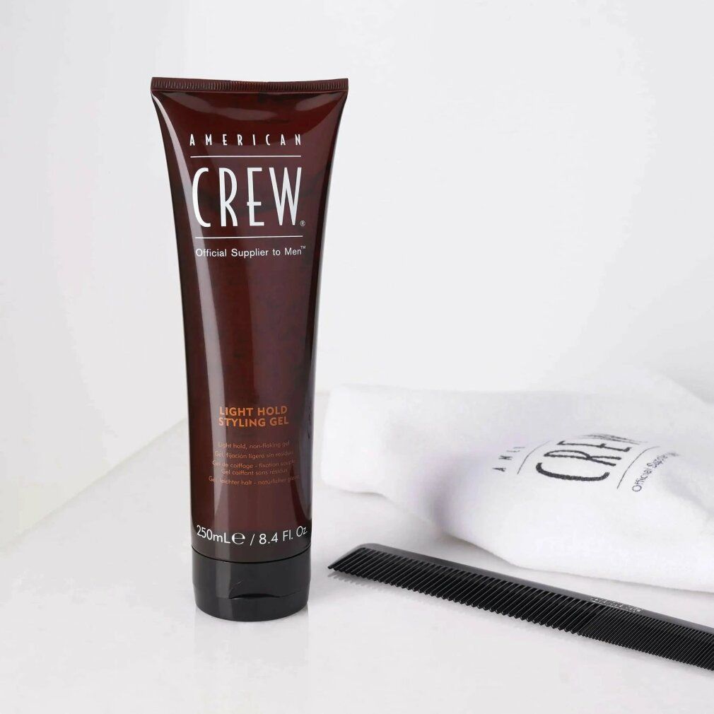 Braune Tube mit schwarzem Deckel, daneben Kamm und Beutel. Aufschrift: AMERICAN CREW, LIGHT HOLD STYLING GEL. Volumen: 250ml/8.4 FL. OZ.