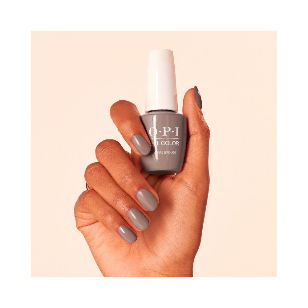 Hand hält Nagellackflasche. OPI-Nagellack in Grau. Lackierte Fingernägel.