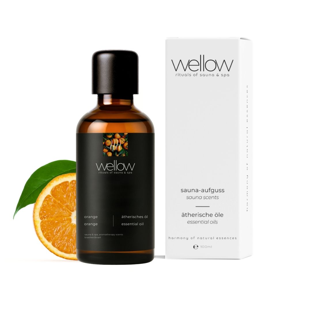 Braune Glasflasche mit schwarzem Deckel, daneben eine weiße Schachtel und eine Orangenscheibe.