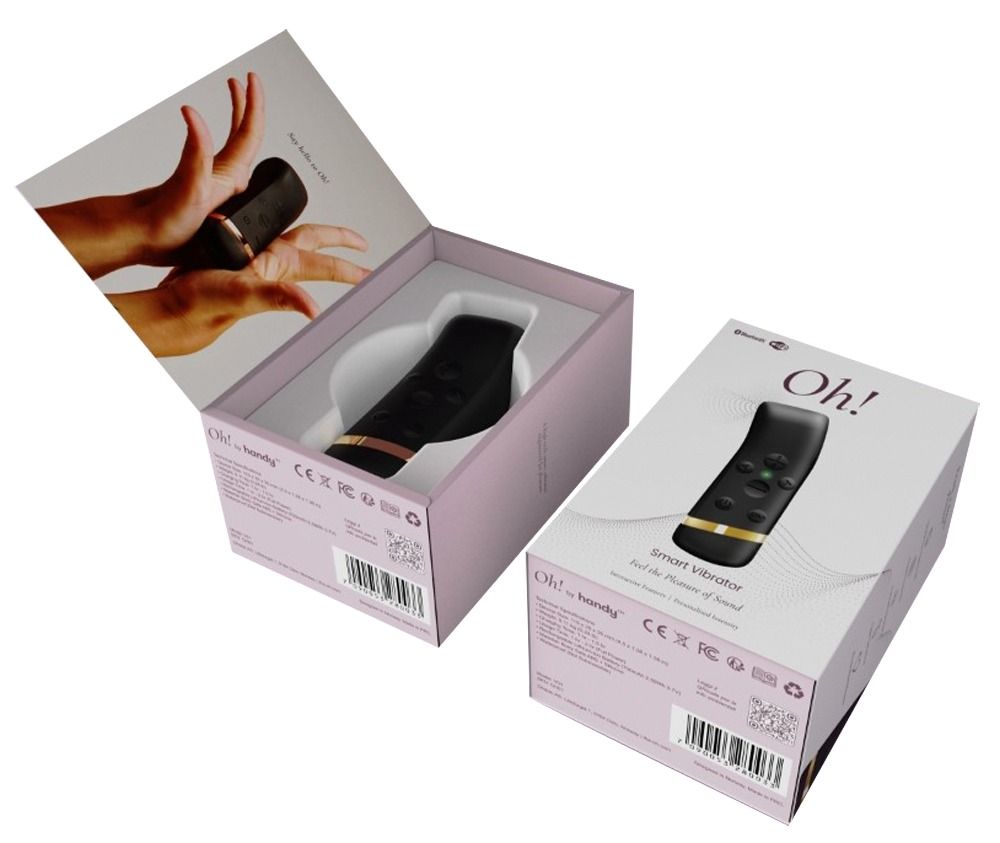 Schwarzer Vibrator in Verpackung. Rosa Box mit Produktname "Oh!". Goldfarbene Akzente. Geöffnet und geschlossen dargestellt.