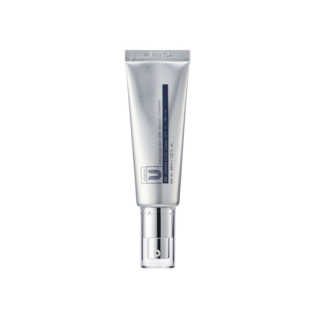 Silberfarbene Tube mit Schraubverschluss. Aufschrift: CUSKIN Vitamin U CC Cream SPF 40 PA+++. Blaue vertikale Linie mit Text.