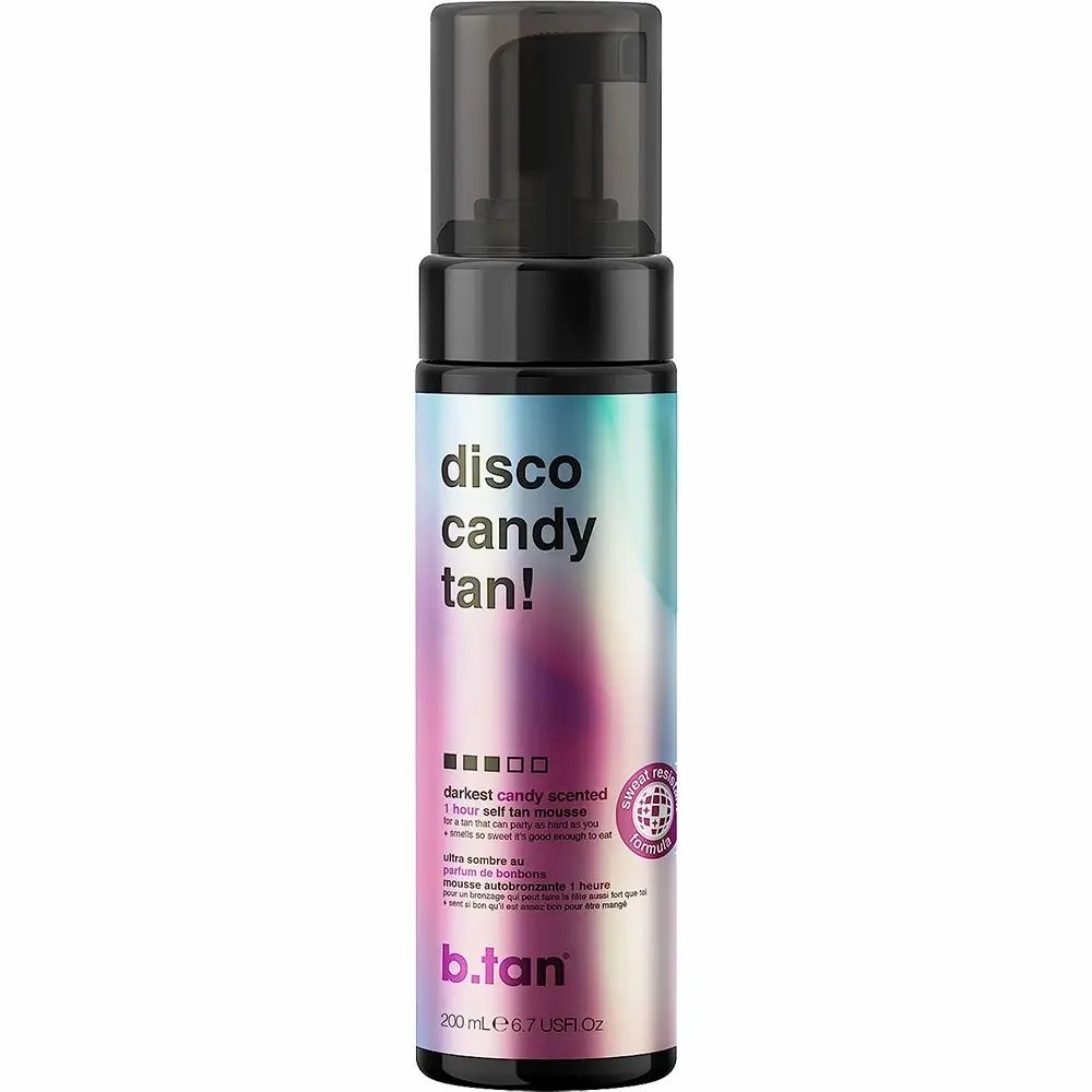 Dunkelbraune Schaumflasche mit Pumpspender. Etikett mit "disco candy tan!" und "darkest candy scented".