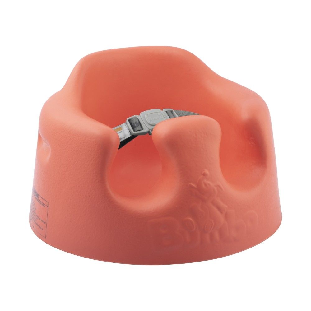 Korallenfarbener Bumbo-Kindersitz mit Sicherheitsgurt. Bumbo-Logo auf der Vorderseite.