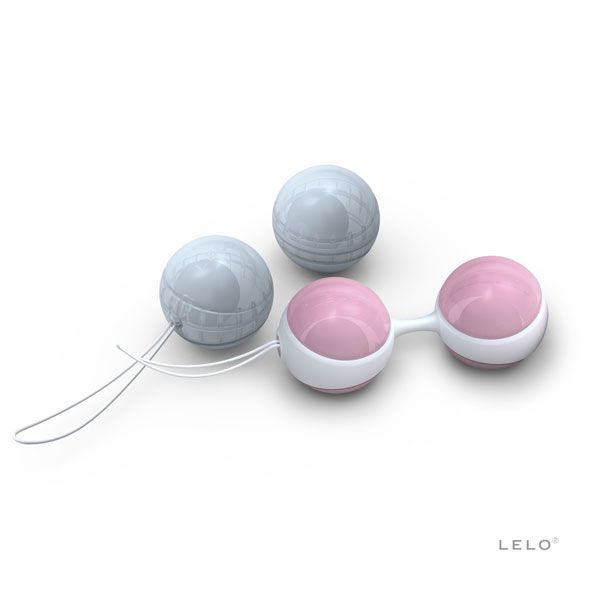 Zwei Beckenbälle, rosa und blau, mit weißem Verbindungsstück und Schnur. LELO-Logo.