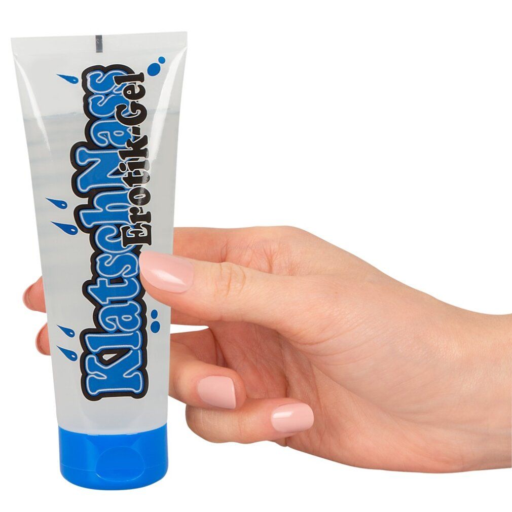 Tube mit blauem Verschluss, gehalten von einer Hand. Aufschrift "KlatschNass Erotik gel" in Blau.