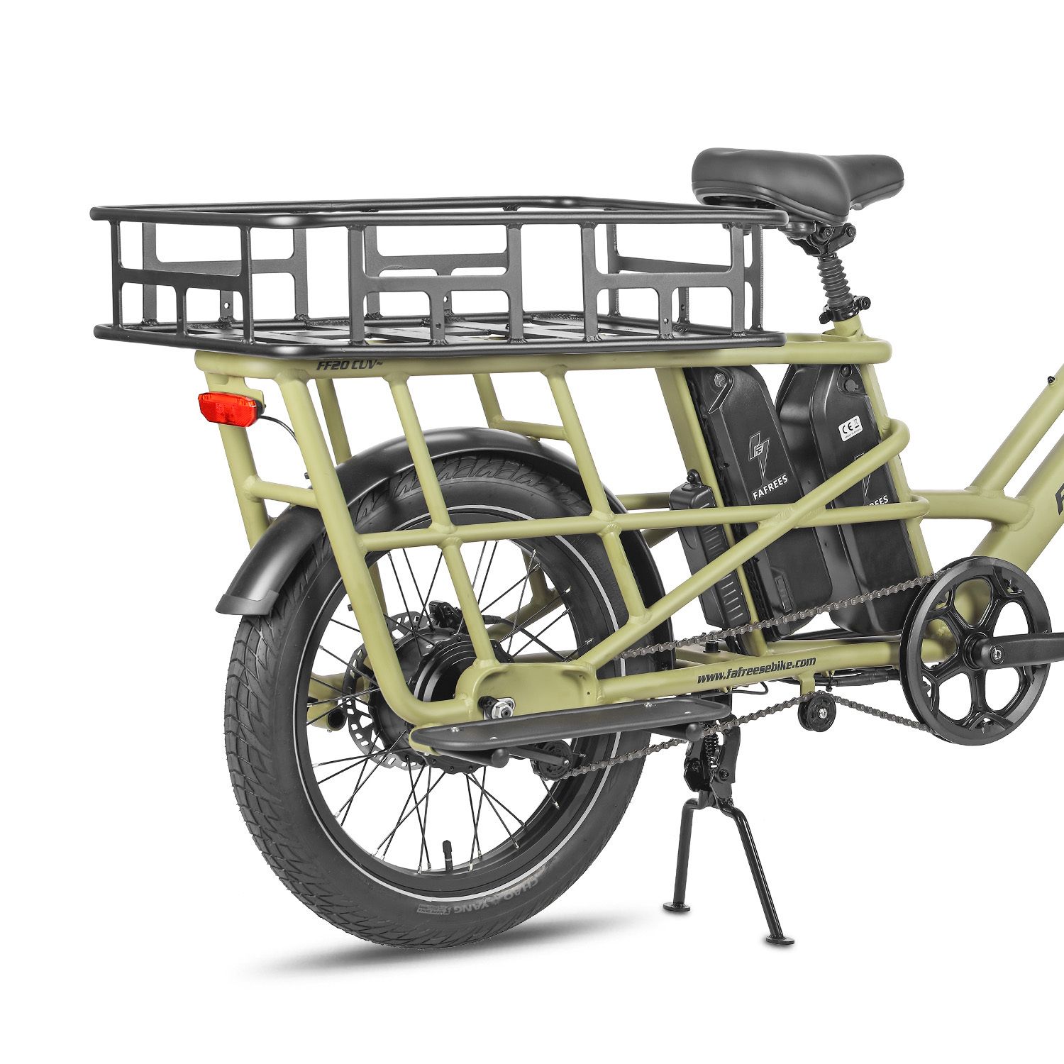 E-Lastenrad mit Gepäckträger, zwei Batterien, schwarzem Kotflügel und Rücklicht. Farbe: Olivgrün. Reifen mit Profil.
