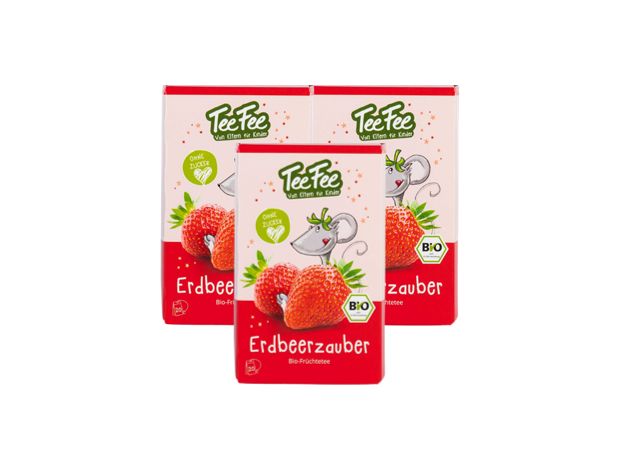 Drei TeeFee-Verpackungen. Erdbeerzauber Bio Früchtetee Kindertee. Rote Verpackung mit Erdbeeren und Logo.