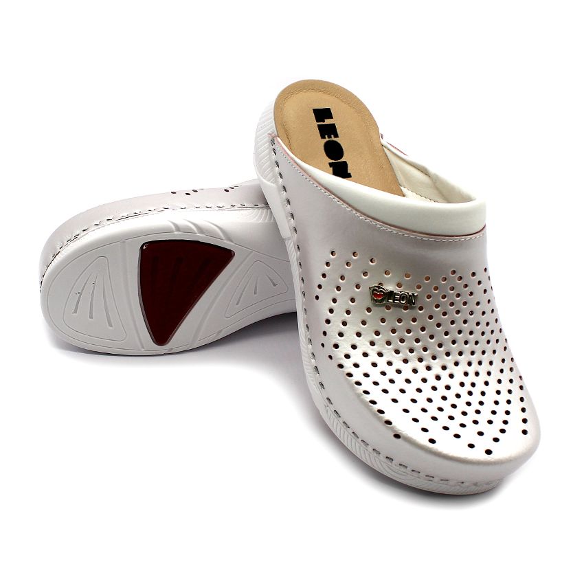 Silberfarbene Clogs aus Leder. Perforiertes Obermaterial, weißer Rand, LEON-Logo. Auf weißem Hintergrund.