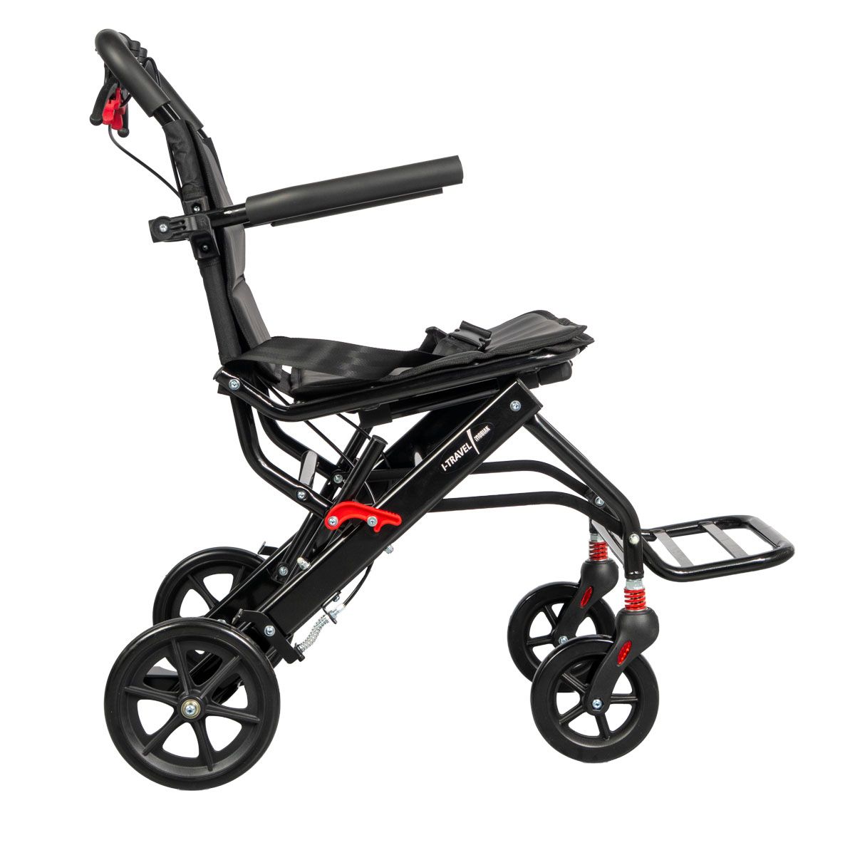 Schwarzer Rollstuhl mit vier Rädern, Armlehnen und Fußstütze. Roter Hebel. I-Travel-Logo.