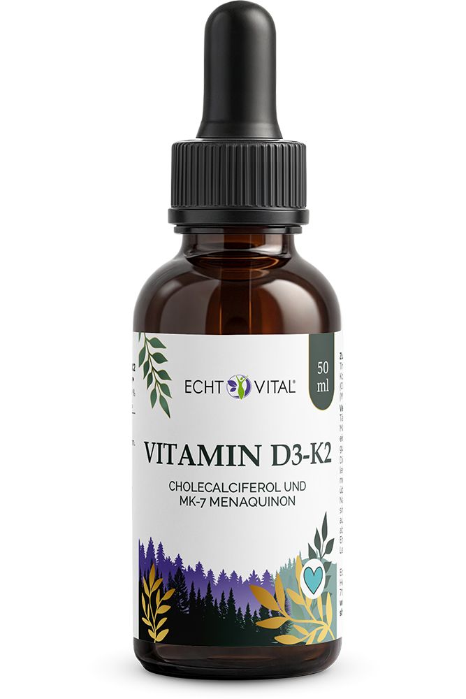 Braune Glasflasche mit Pipette, gefüllt mit Echt Vital Vitamin D3-K2 Tropfen. Etikett zeigt Waldmotiv und Produktinformationen.