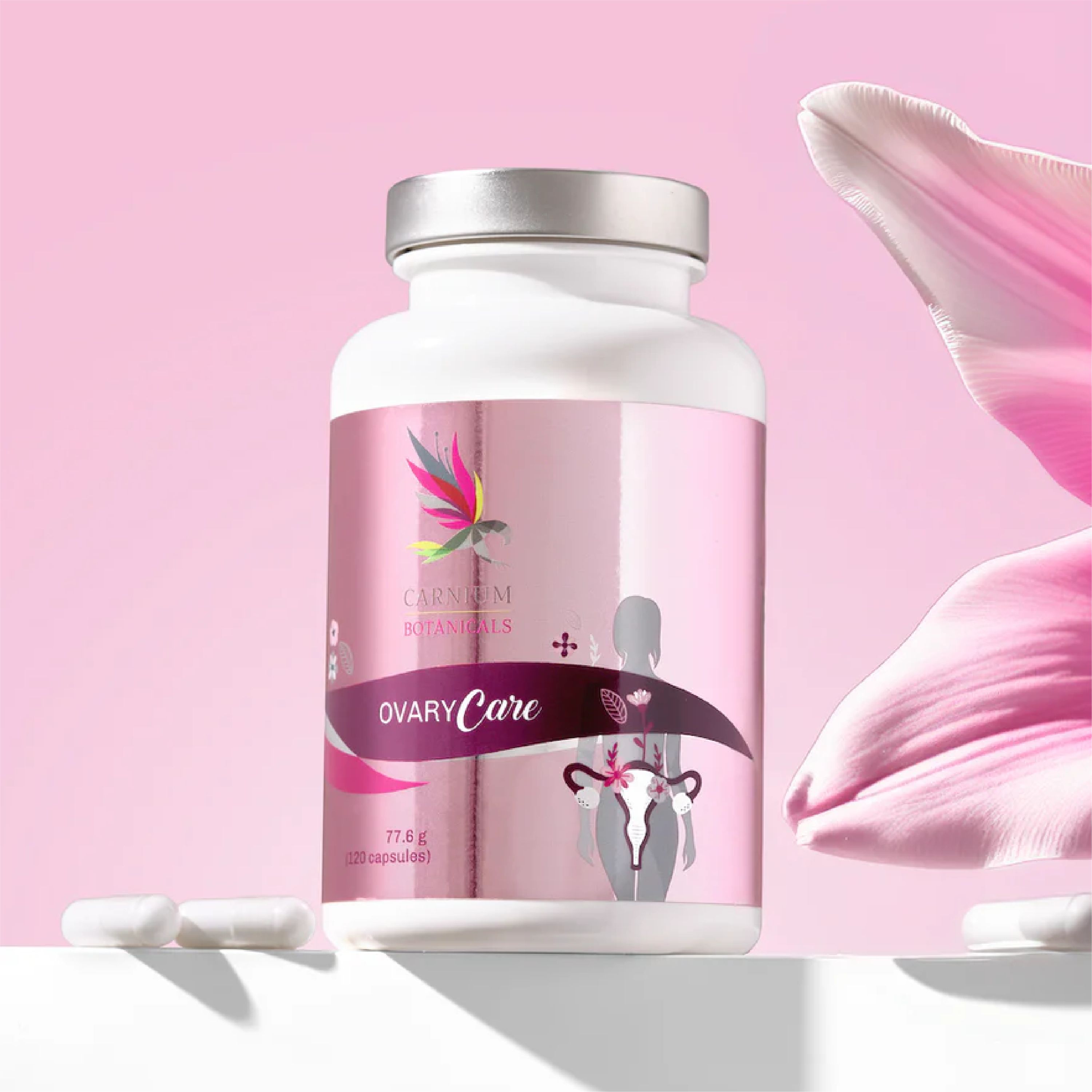 Flasche Ovary Care Kapseln von Carnium Botanicals, umgeben von Blüten.