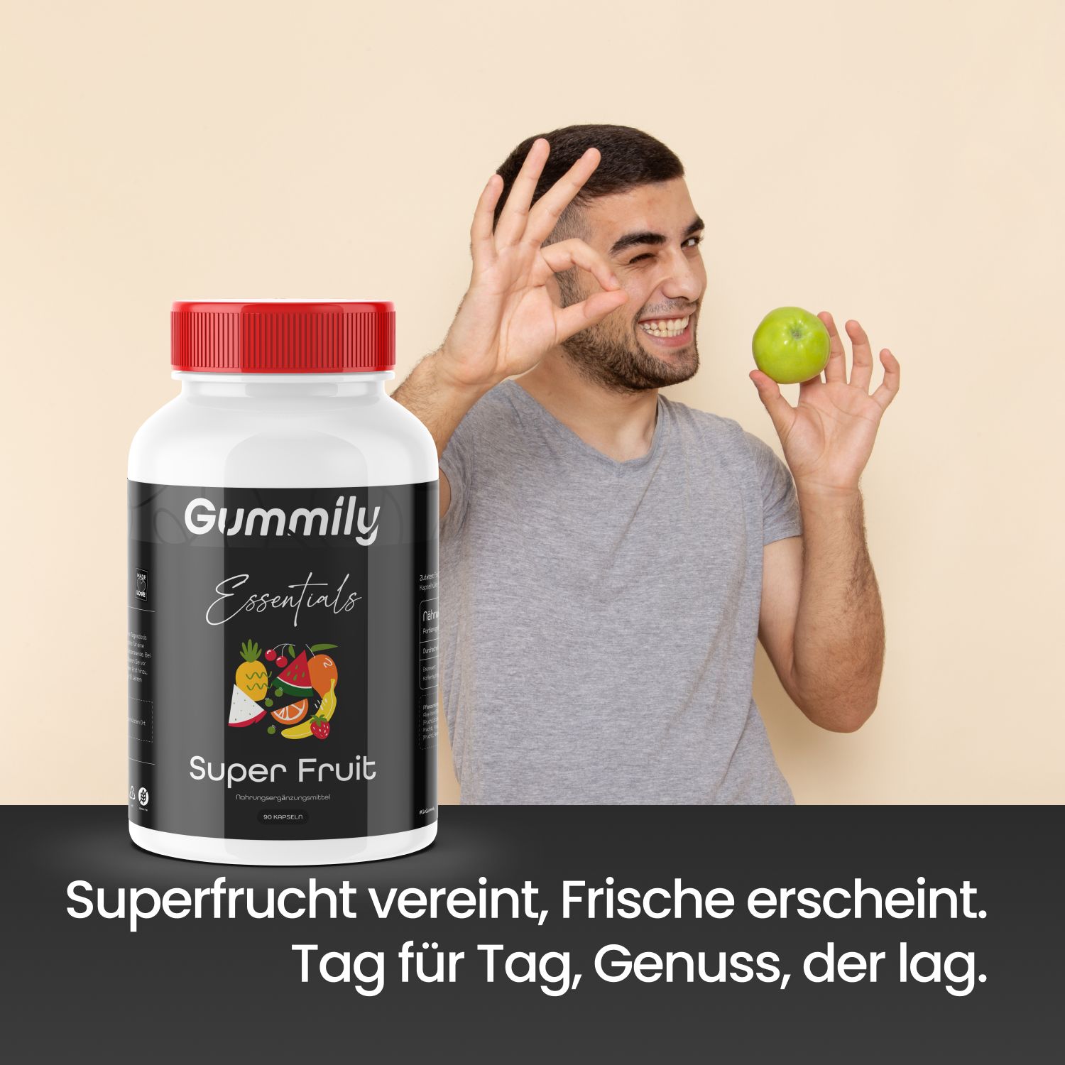 Mann hält grünen Apfel. Neben ihm steht eine Flasche mit rotem Deckel. Aufschrift: Gummily Essentials, Super Fruit. Text: Superfrucht vereint, Frische erscheint.
