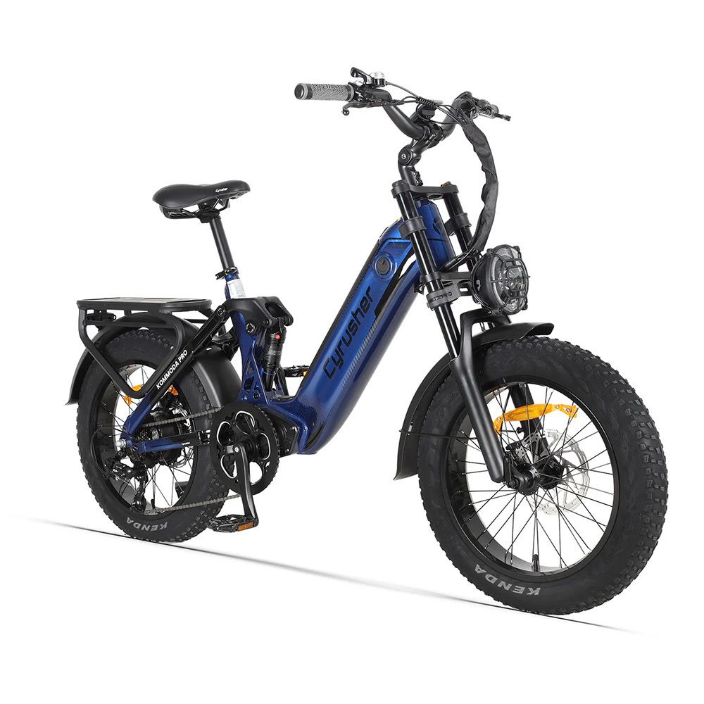 Blaues E-Bike mit schwarzen Reifen und Gepäckträger. Marke CYRUSHER, Modell Kommoda Pro.