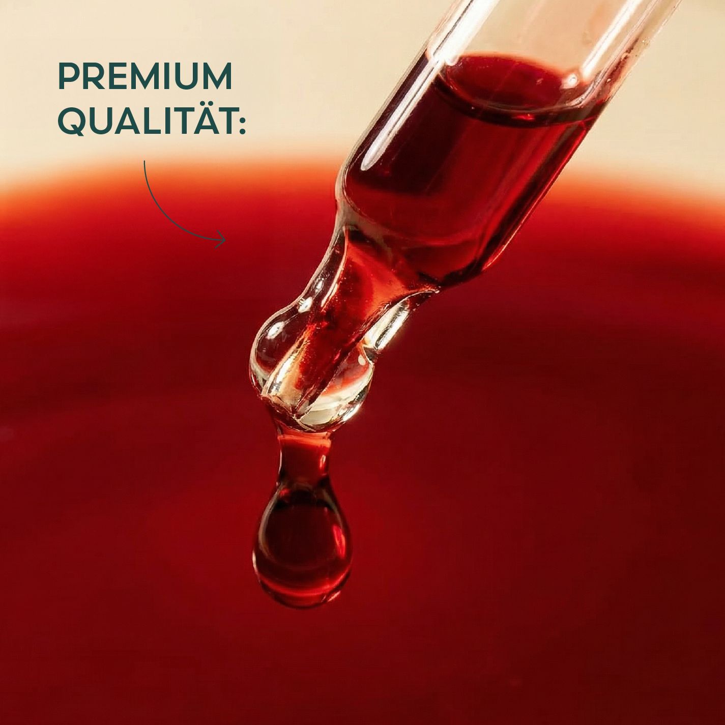 Nahaufnahme einer Pipette mit roter Flüssigkeit. Flüssigkeit tropft aus der Pipette. Text: Premium Qualität.