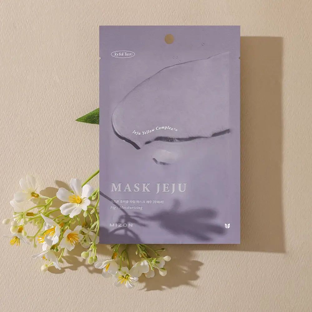Violette MIZON Maske Jeju Packung mit Blumen. Aufschrift: MASK JEJU. Mit Jeju Yellow Complex. Mit Joyful Time.