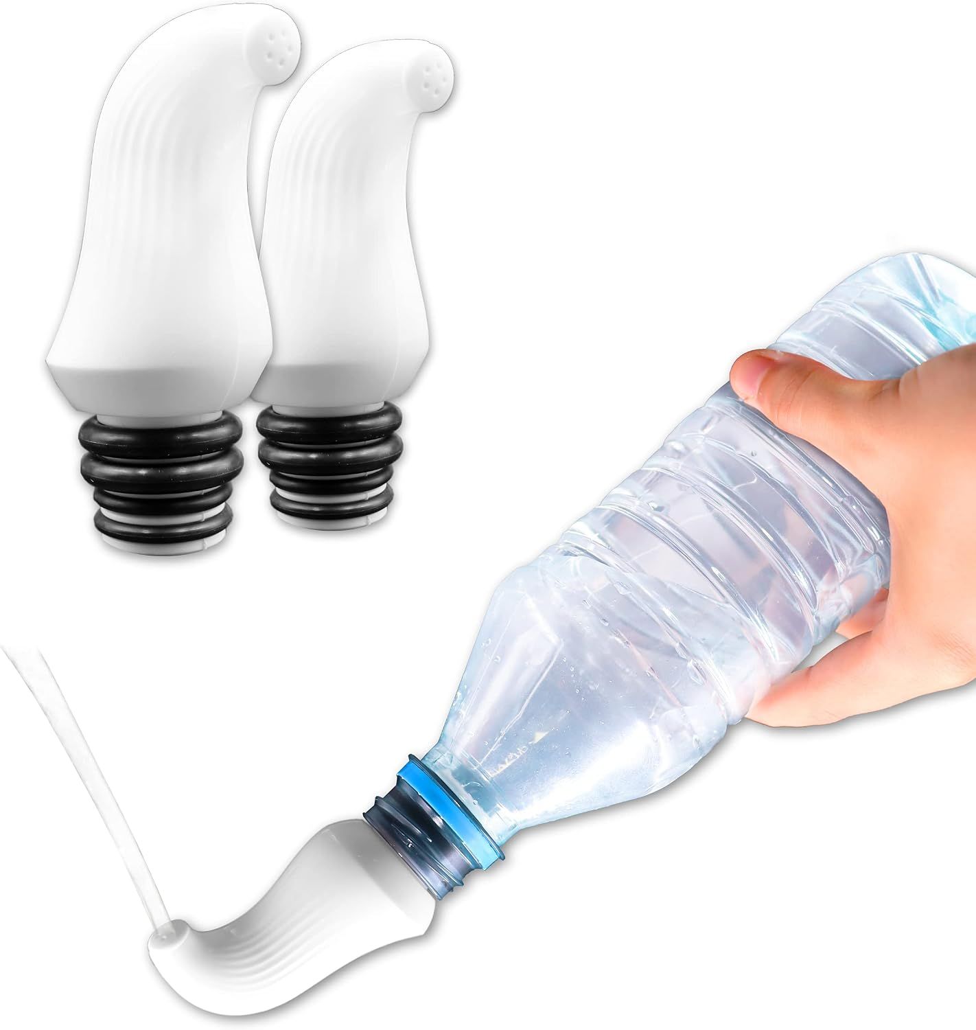 Zwei weiße Vaginaldusche-Aufsätze und eine Hand, die Wasser aus einer Plastikflasche in einen Aufsatz füllt.