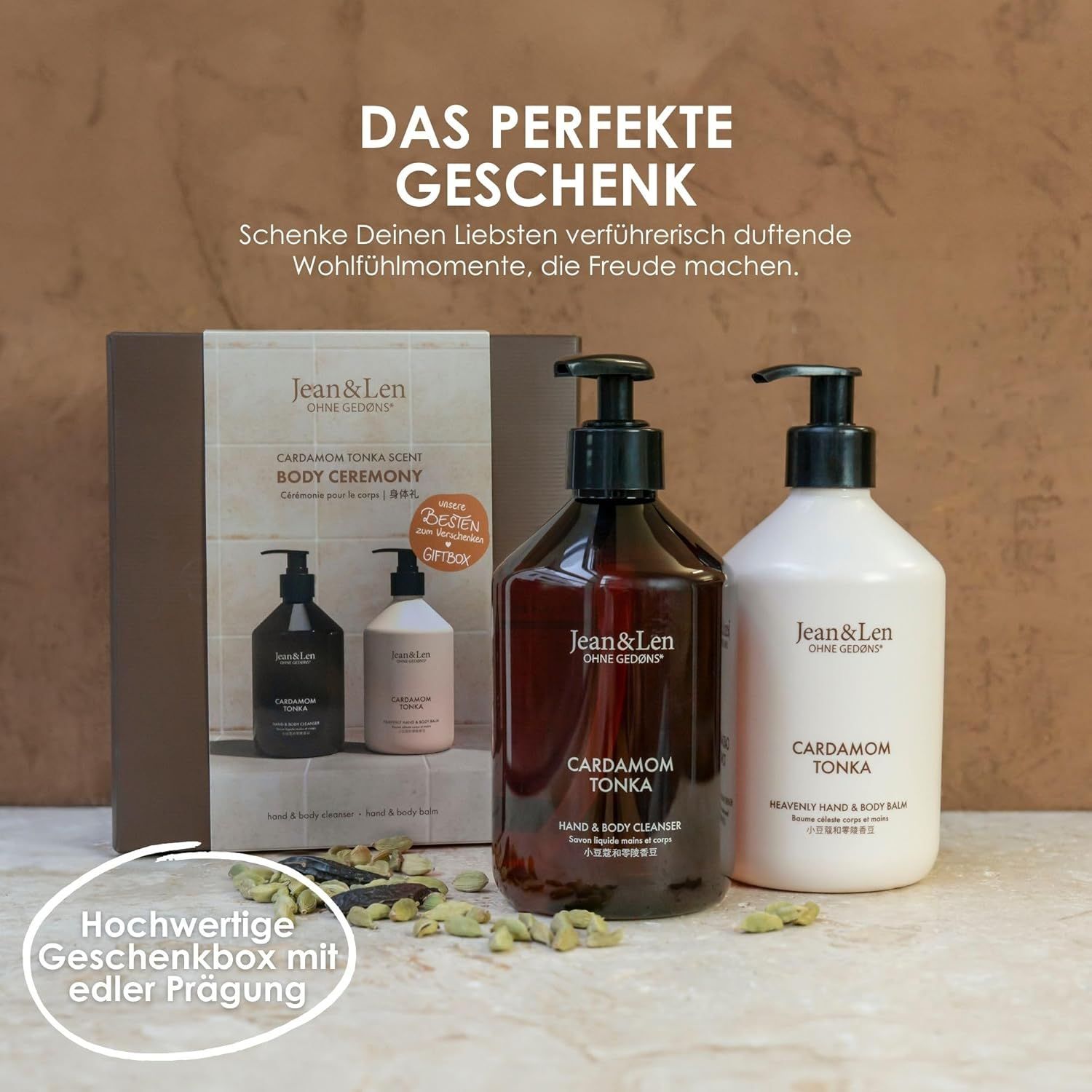 Geschenkbox mit zwei Flaschen. Aufschrift: Cardamom Tonka Body Ceremony. Hochwertige Geschenkbox mit edler Prägung.