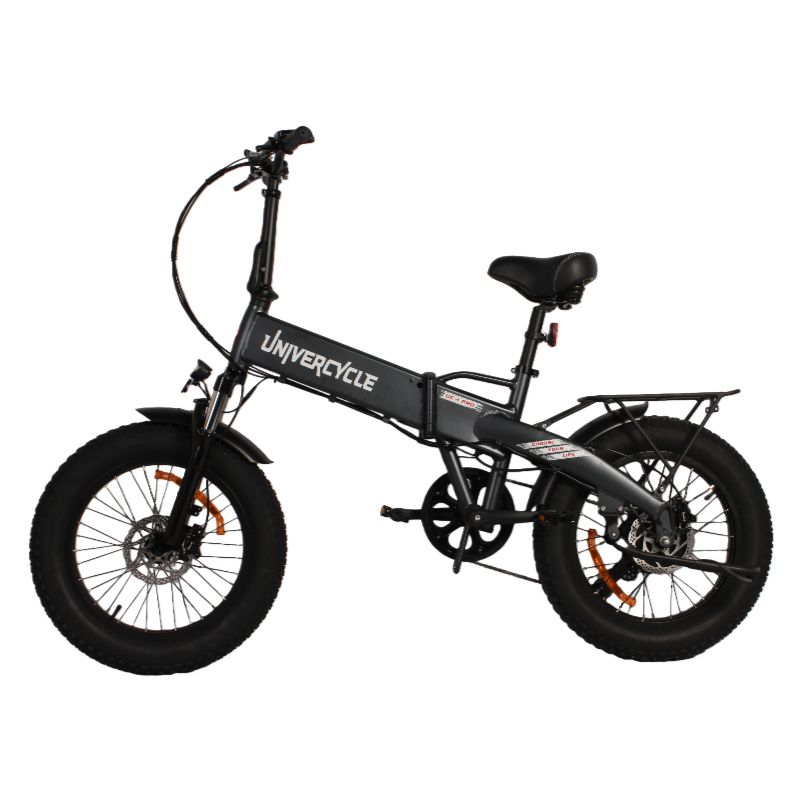 Schwarzes, zusammenklappbares Elektrofahrrad mit breiten Reifen. Marke Univercycle ist sichtbar. Gepäckträger und Sattel sind vorhanden.