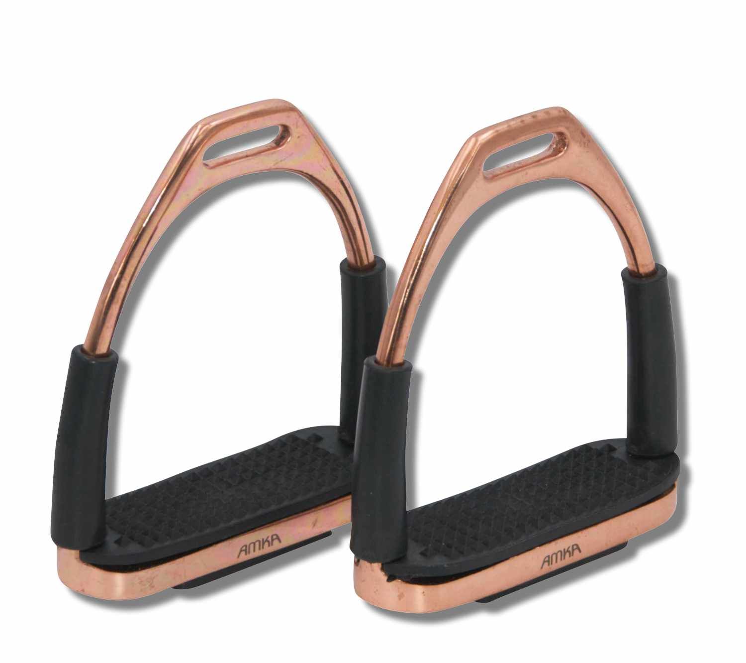 Zwei Steigbügel mit Gelenk. Roségoldfarbenes Metall, schwarze Trittfläche. AMKA-Logo.