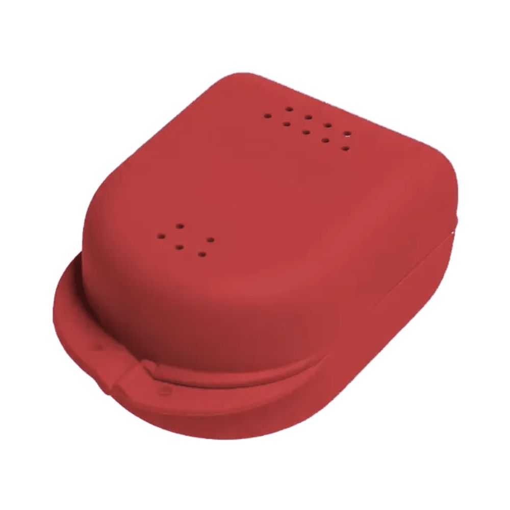 Rote Zahnspangenbox mit Belüftungslöchern und Schnappverschluss.