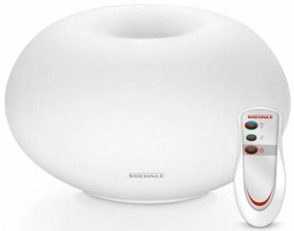 Weißer Aroma Diffusor mit Loch in der Mitte und Fernbedienung. Aufschrift Soehnle.