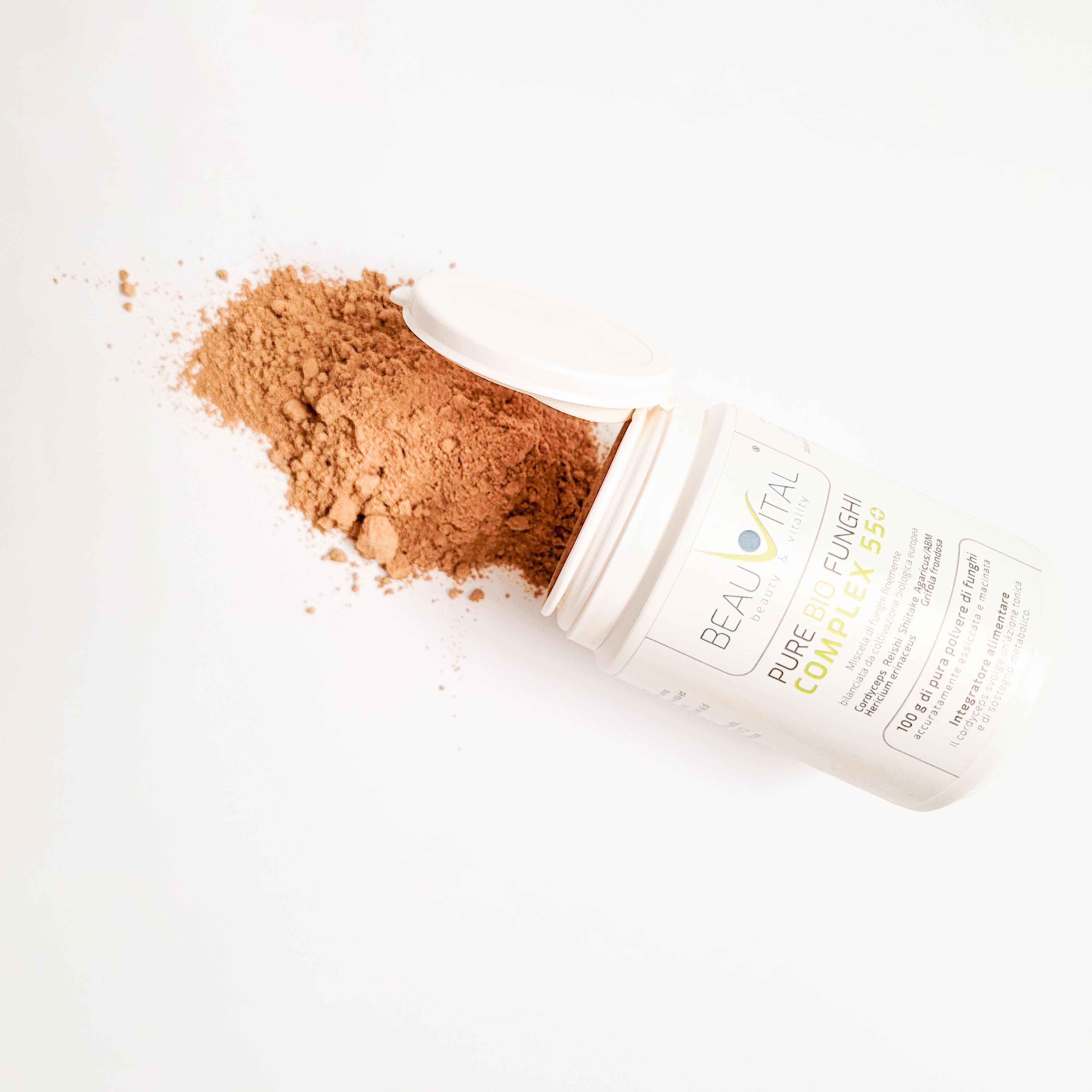 BEAUVITAL Pure Bio Blend Active 50plus Vitalpilzpulver, 100g Dose, Pulver teilweise verschüttet.