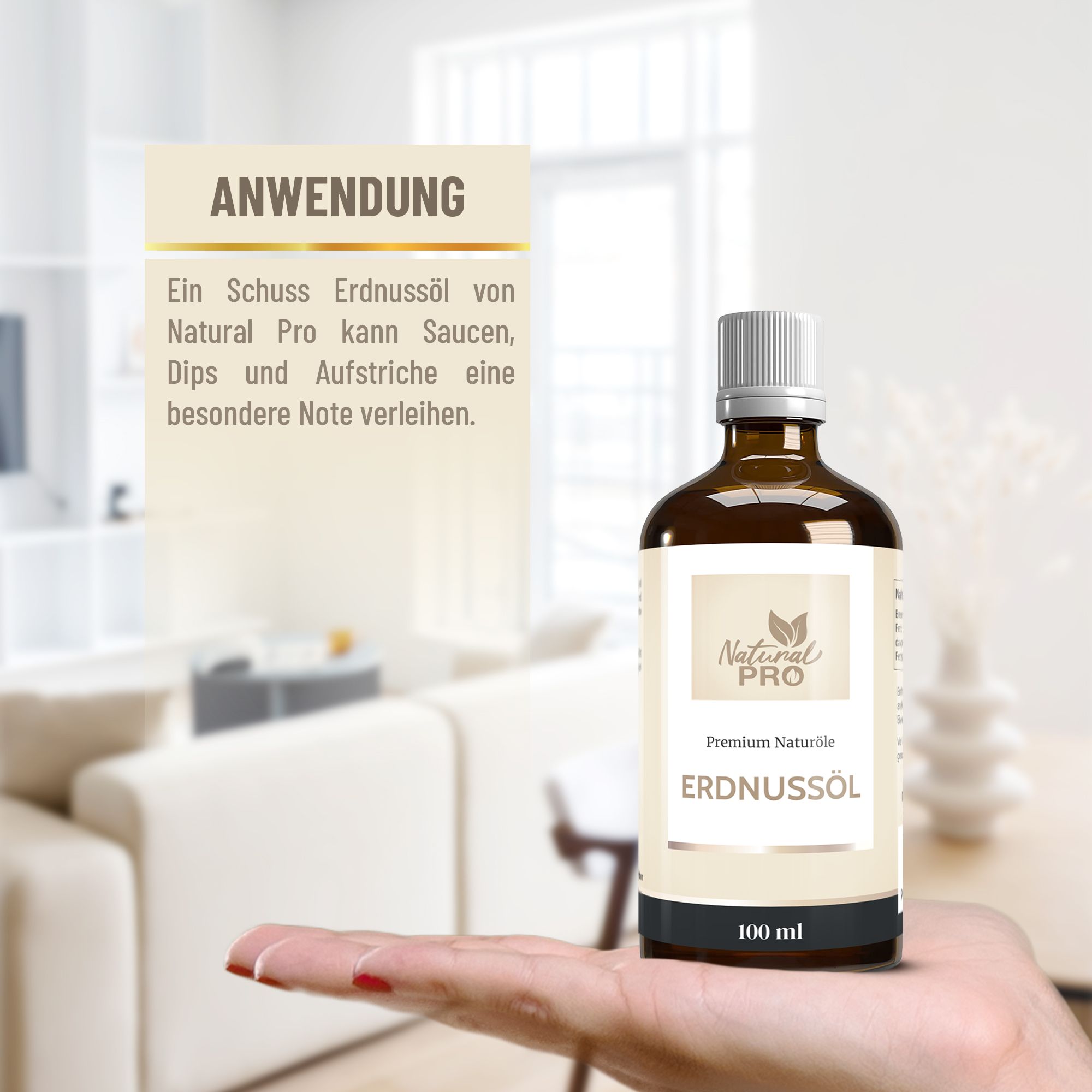 Braune Glasflasche mit weißem Etikett. Aufschrift: Natural Pro, Erdnussöl, 100 ml. Gehalten in einer Hand.
