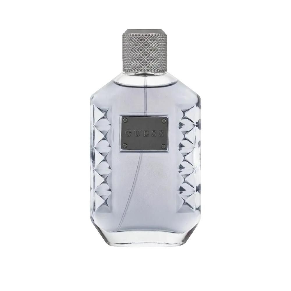 Grauer Flakon mit silberfarbenem Verschluss. Auf dem Flakon befindet sich ein rechteckiges Schild mit der Aufschrift "GUESS".