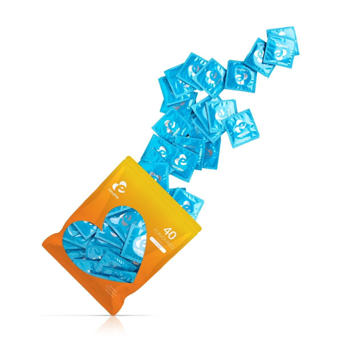 Ein orangefarbener Beutel mit einem Herzmotiv, aus dem 40 blaue, einzeln verpackte Kondome herausfallen.