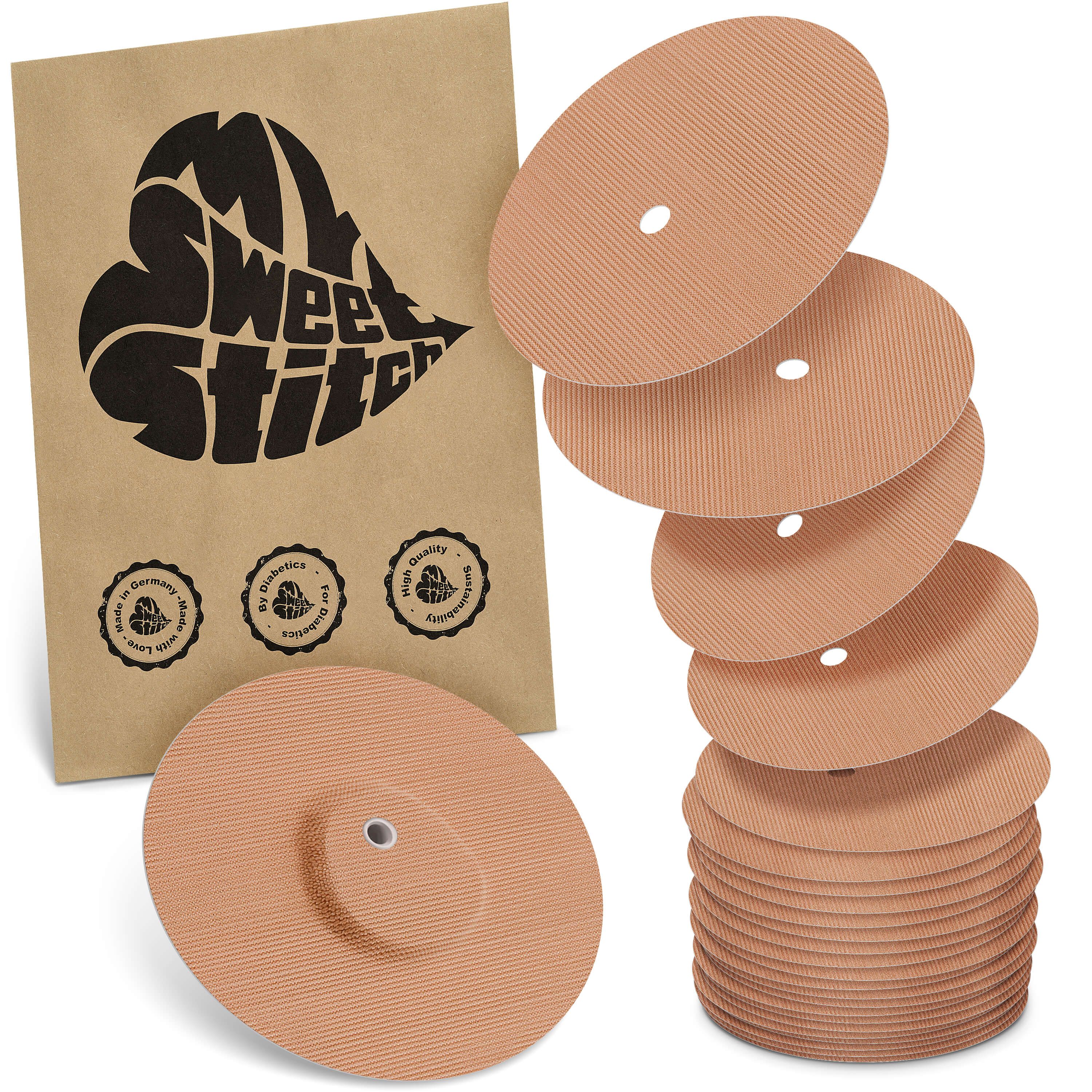 Beige Fixierpflaster, teilweise gestapelt, mit Loch. Braune Verpackung mit Logo und Qualitätszeichen.