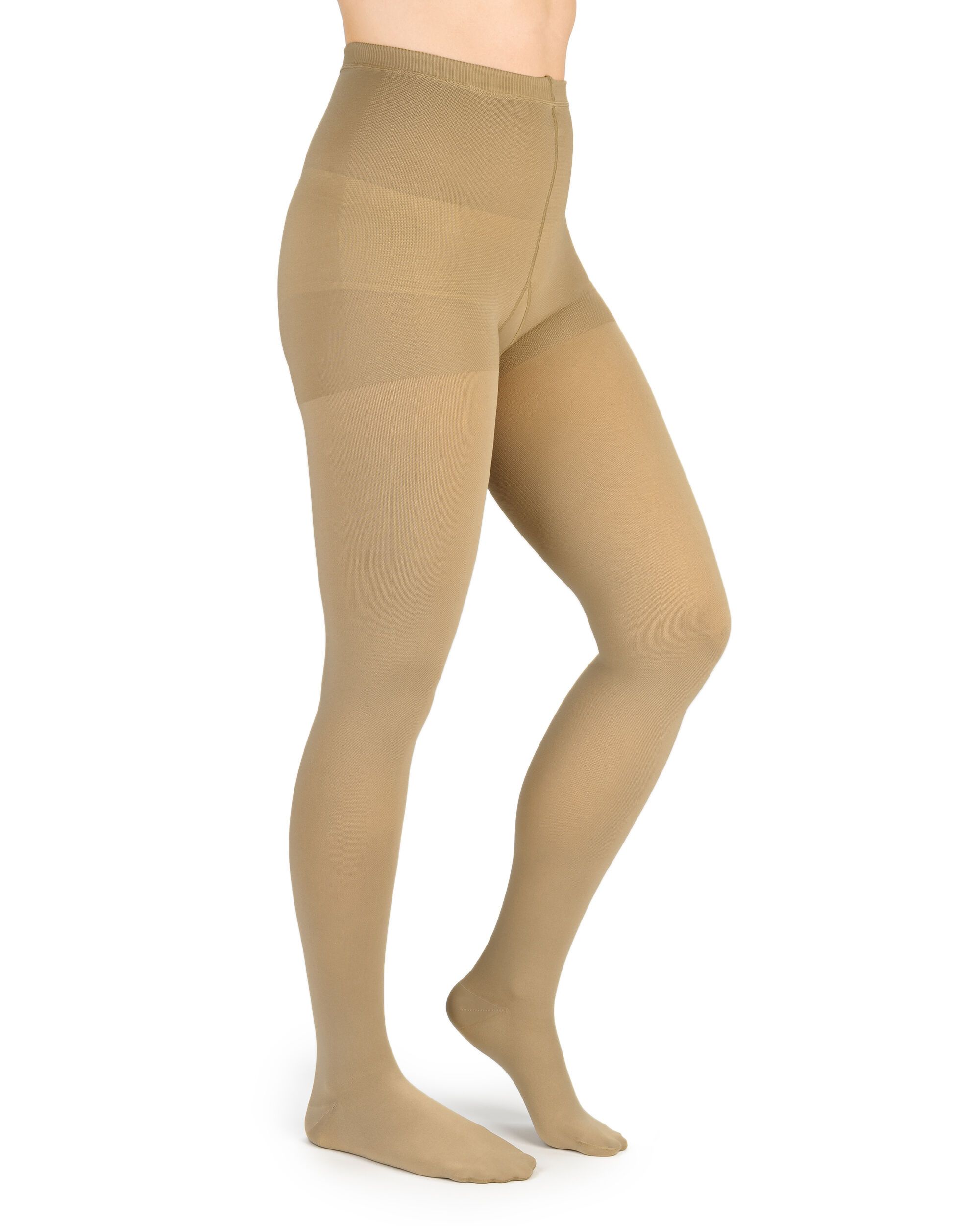 Hautfarbene Kompressionsstrümpfe. Blick von der Seite, die Strümpfe bedecken die Beine bis zum Fuß. Keine weiteren Details.