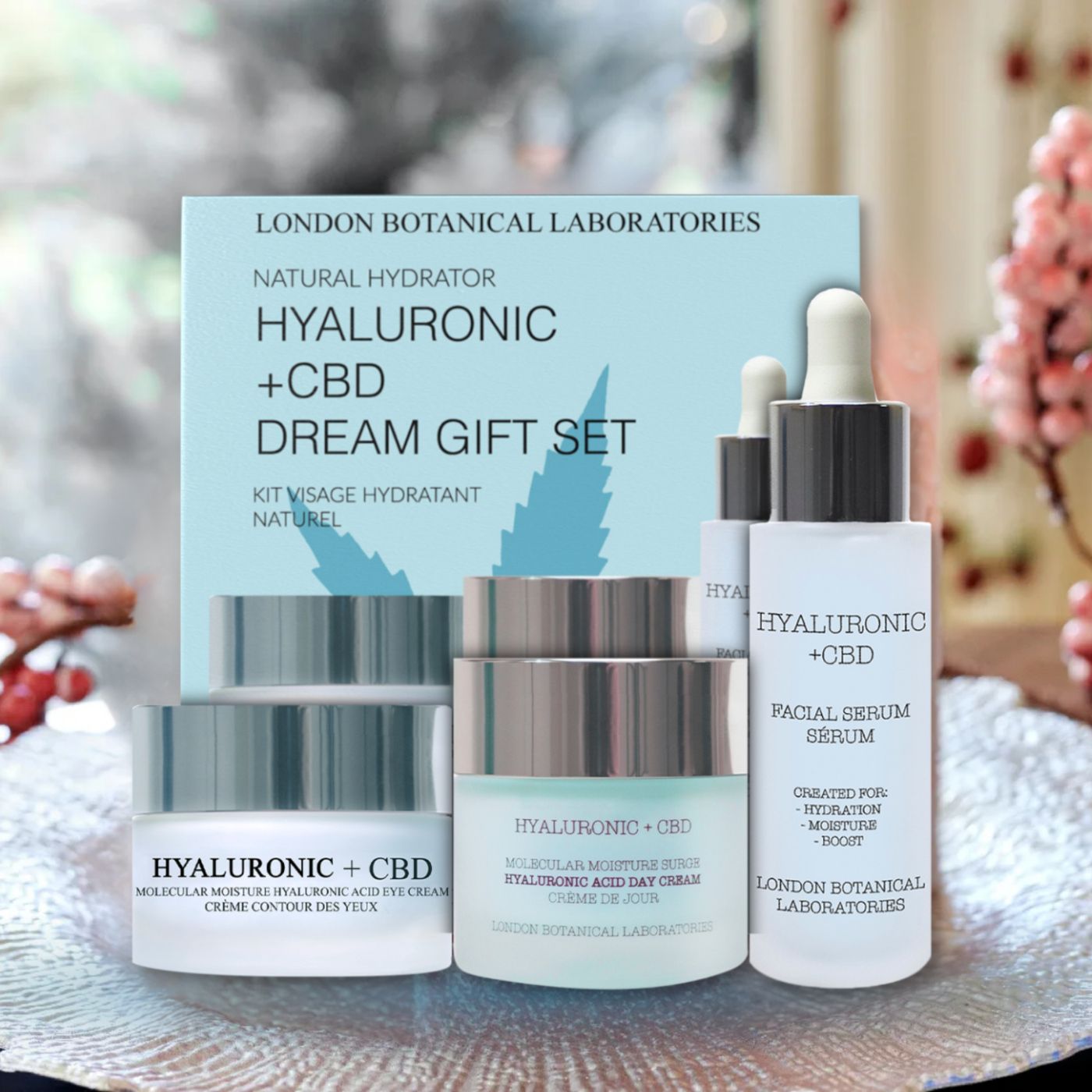 Geschenkset mit drei Produkten. Enthält Creme, Augencreme und Serum. Aufschrift: Hyaluronic + CBD Dream Gift Set.