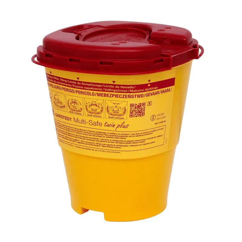 Gelber Abfallbehälter für Kanülen mit rotem Deckel und Mehrsprachigen Warnhinweisen. Modell: Multi-Safe twin plus.
