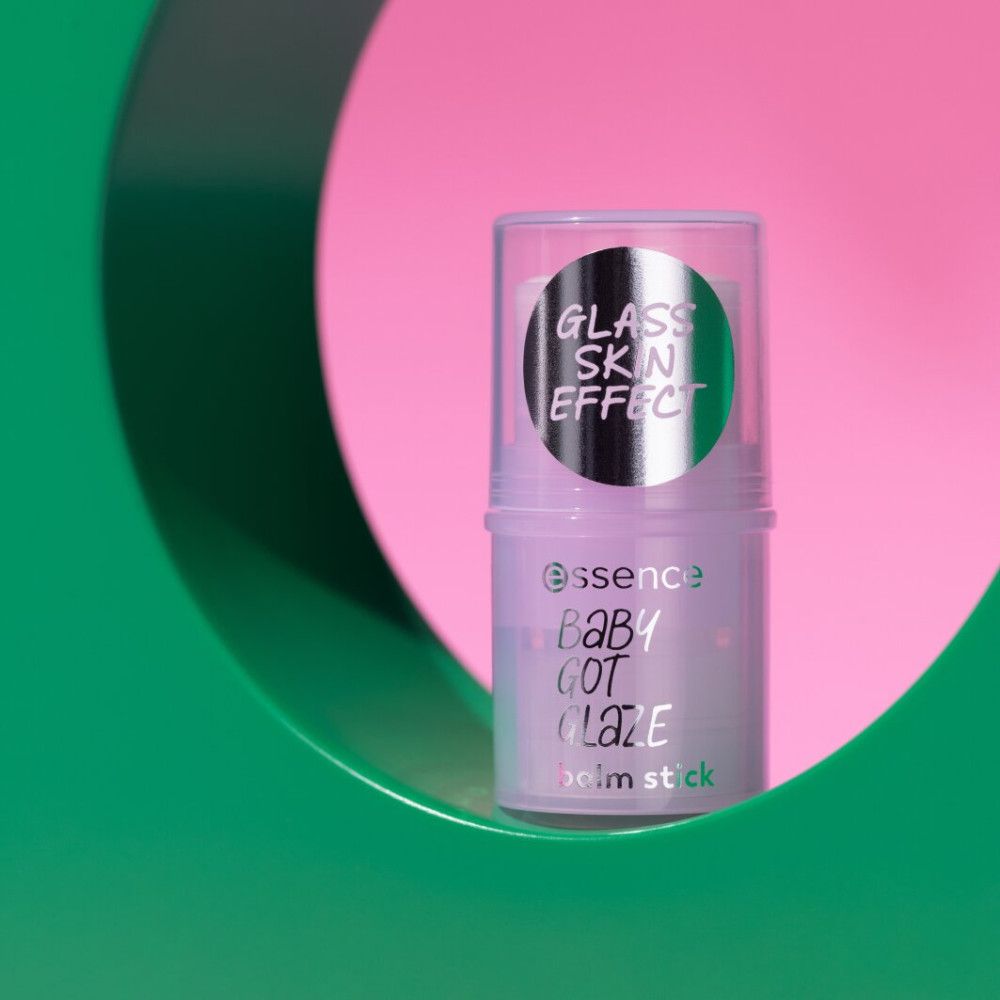 Essence Baby Got Glaze Stick Balsam in grünem Rahmen. Produktname und Marke sichtbar.