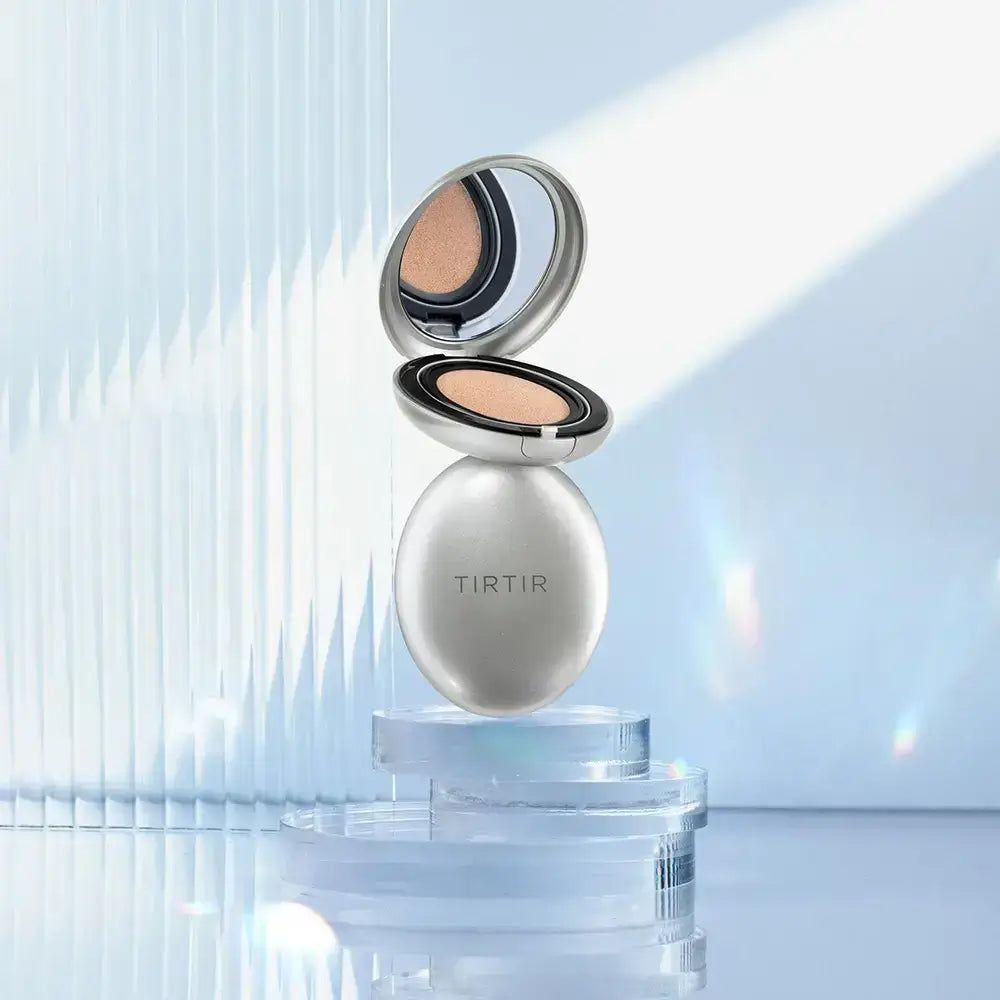 Offener silberner TIRTIR Mask Fit Aura Cushion mit Spiegel und Foundation.