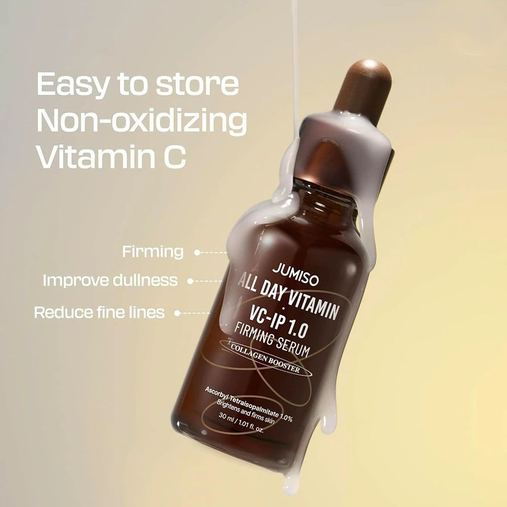 JUMISO All Day Vitamin VC-IP 1.0 Firming Serum mit Serum-Tropfen, die auf die Flasche fallen.