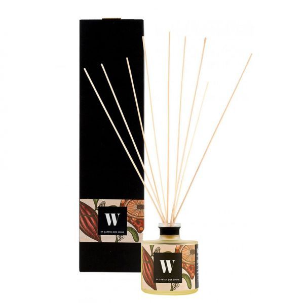 Raumduft mit Stäbchen und Verpackung. Schwarze Verpackung, Glasflasche mit Stäbchen. Aufschrift "W" und Illustrationen.