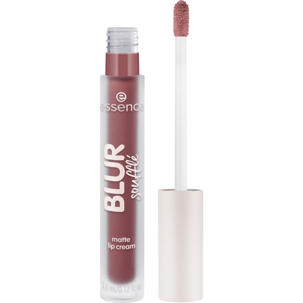 Lippencreme-Tube mit Applikator. Aufschrift: BLUR soufflé, matte lip cream, Essence-Logo.