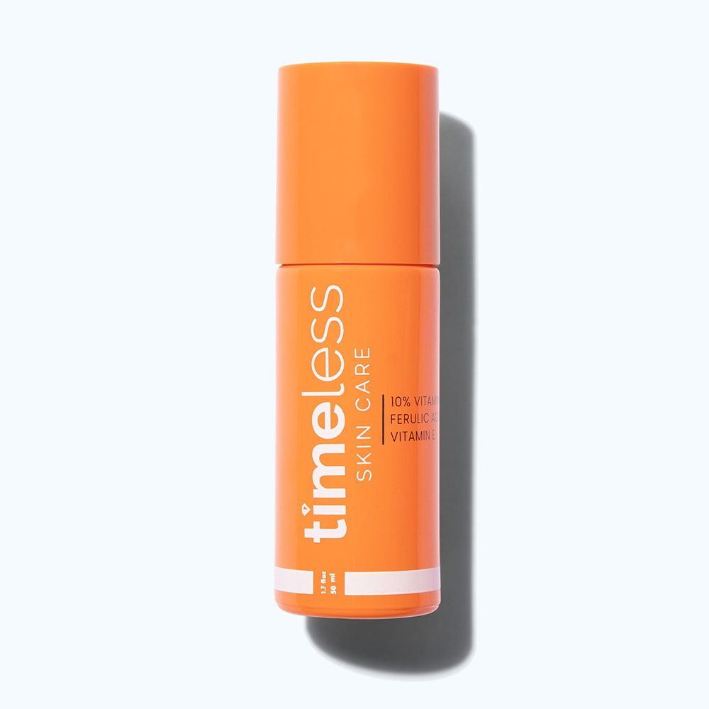 Orangefarbene Flasche mit weißem Etikett. Aufschrift: Timeless Skin Care. Enthält 10% Vitamin C, Ferulasäure und Vitamin E.