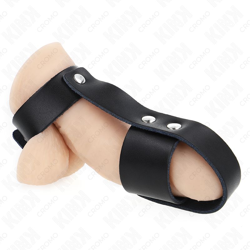 Penisring aus schwarzem Leder mit zwei Druckknöpfen. Gezeigt an einem Modell. Der Ring umschließt den Penis.