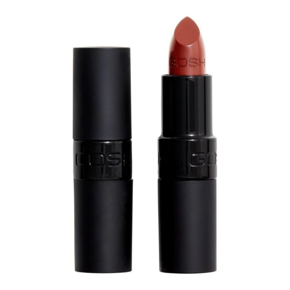 Zwei Lippenstifte mit schwarzem Gehäuse. Der Lippenstift ist ausgefahren und hat eine rotbraune Farbe. Der Markenname GOSH ist sichtbar.