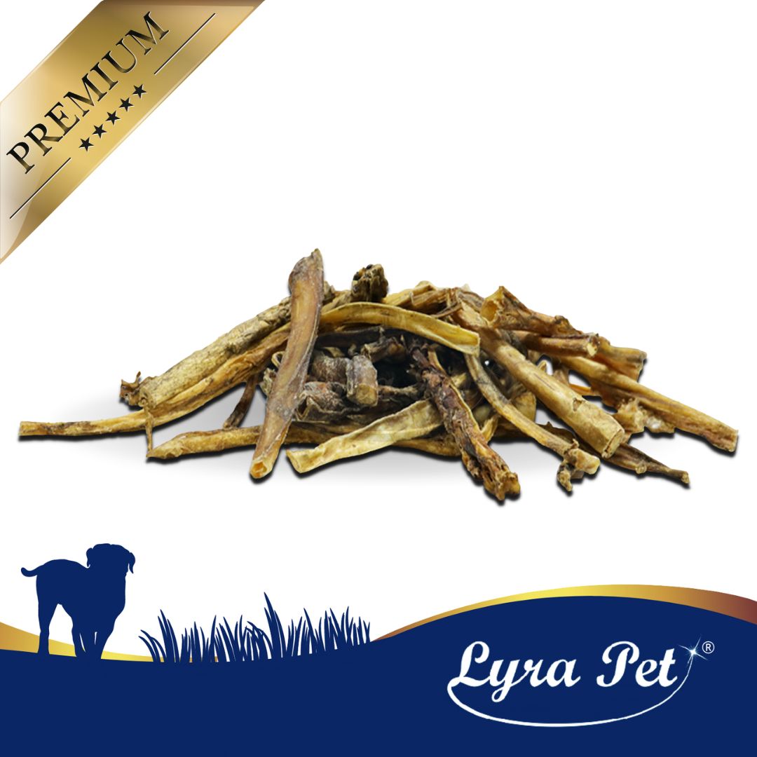 Haufen Ochsenziemer Abschnitte. Marke Lyra Pet. Premium-Label. Hundesilhouette. Gras-Design.