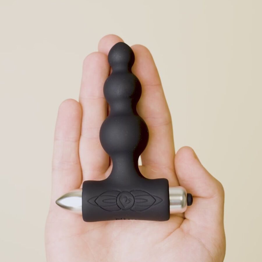 Schwarzer Analplug mit kugelförmigem Ende in einer Hand.