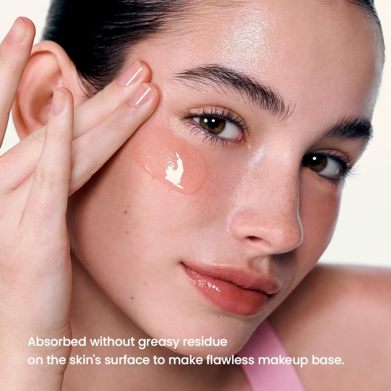 Eine Frau trägt Biodance Pore Perfecting Collagen Peptide Serum auf ihre Wange auf.
