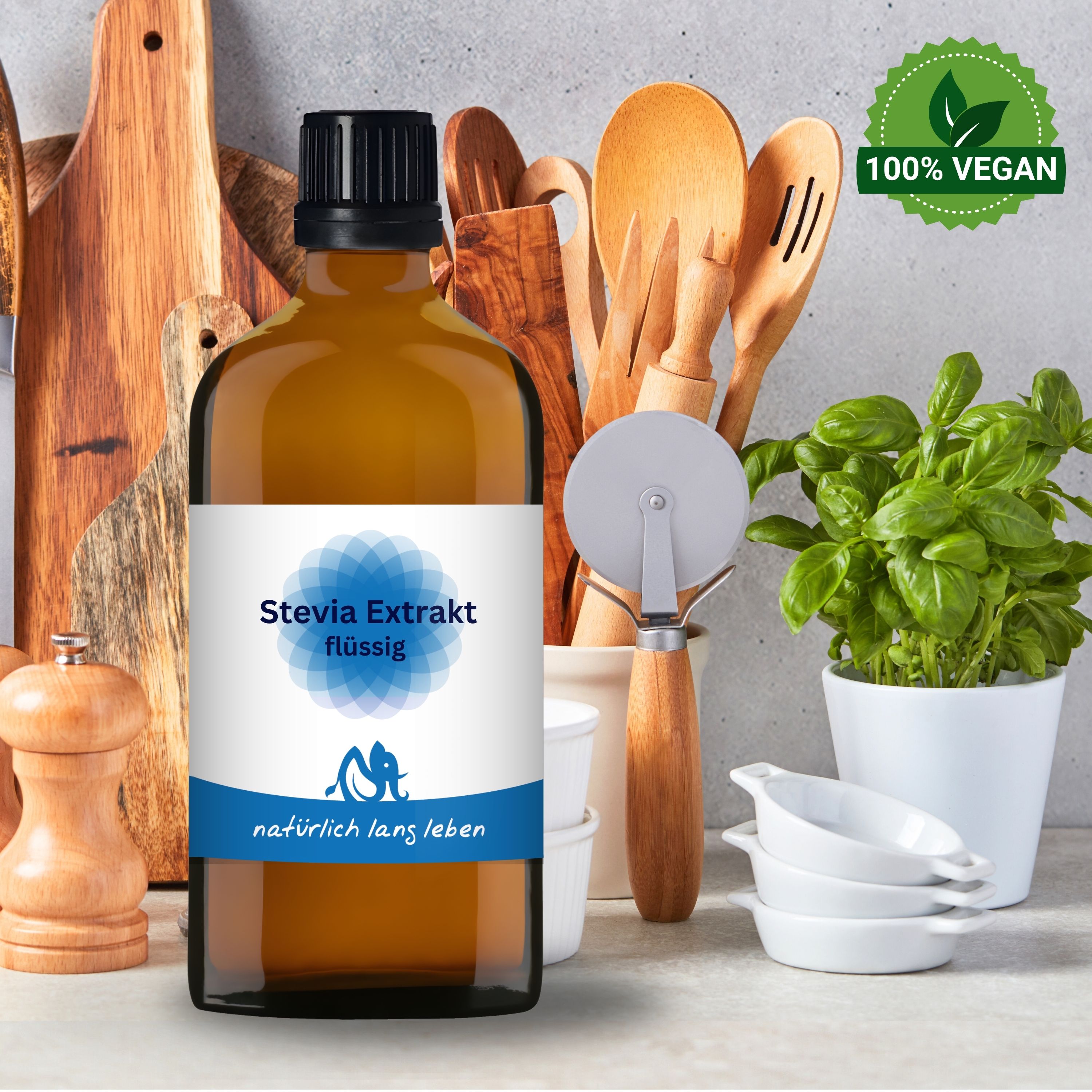 Braune Glasflasche mit schwarzem Deckel. Etikett mit Stevia Extrakt flüssig. Logo und Schriftzug. 100% Vegan Siegel.