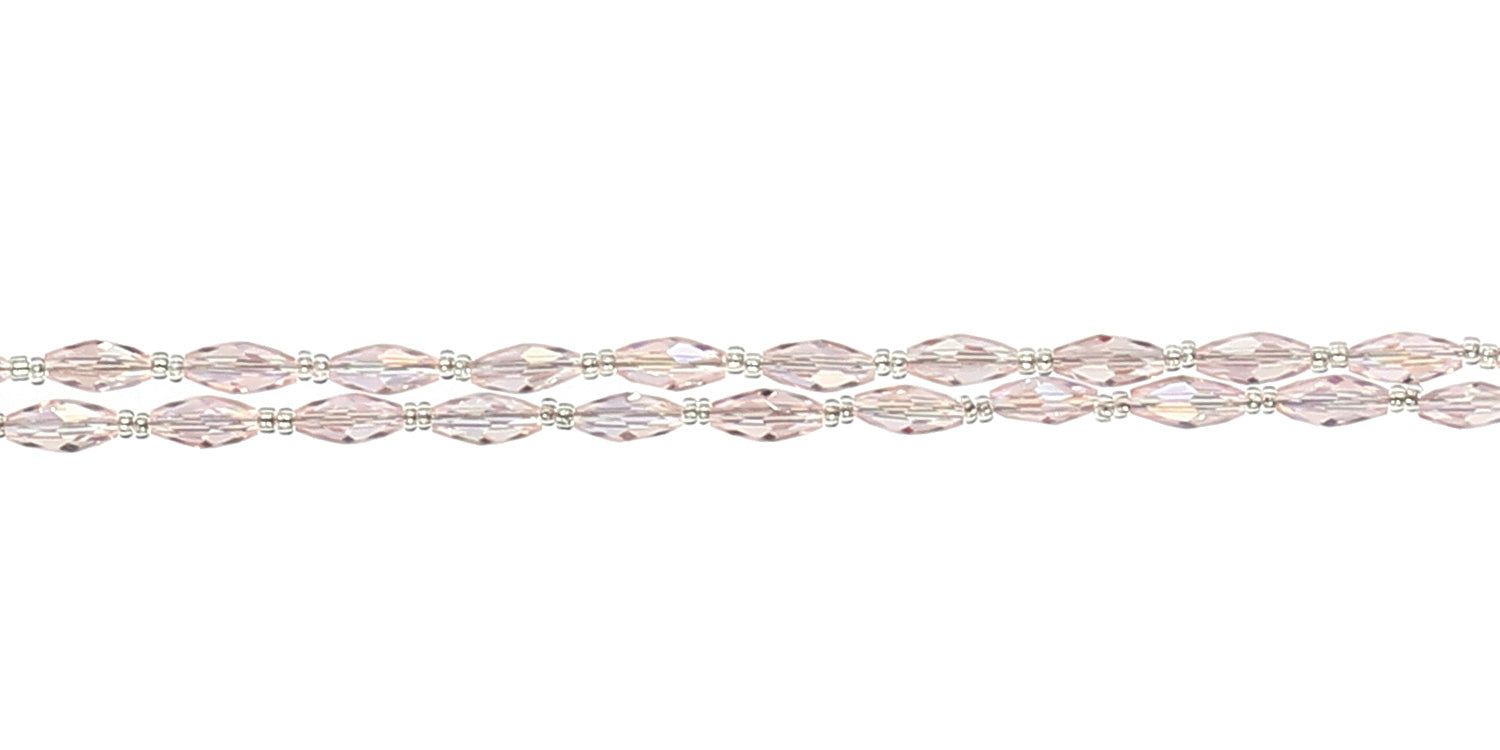 Nahaufnahme einer Brillenkette mit rosa Perlen. Die Kette besteht aus zwei parallelen Strängen.