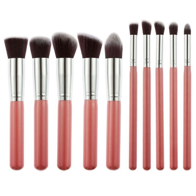 Make-up Pinselset. 9 Pinsel mit rosa Griffen, silbernen Hülsen und schwarzen Borsten. Verschiedene Formen.