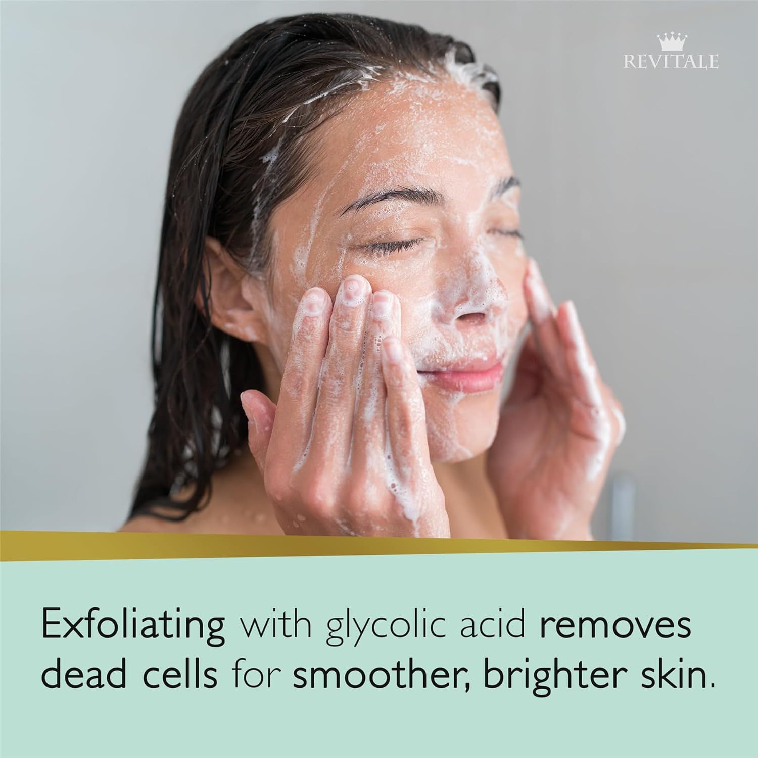 Frau wäscht Gesicht mit Schaum. Text: "Exfoliating with glycolic acid removes dead cells for smoother, brighter skin."